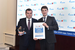 Павел Крылов (справа) вручает награду генеральному директору ООО «Газпром трансгаз Самара» Владимиру Субботину