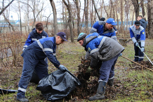 Работники управления убрали в парке прошлогоднюю траву, листву и прочий   мусор
