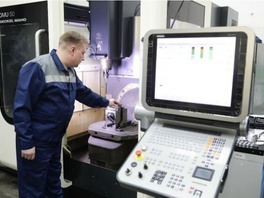 Сотрудник центра опытного производства ТПУ демонстрирует установку
