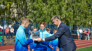 Генеральный директор Фонда поддержки социальных инициатив Газпрома Владимир Приймак вручил символический ключ детям