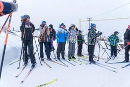 Даже когда мороз за двадцать, сельские мальчишки и девчонки выходят на тренировку на новых лыжах, подаренных  газовиками