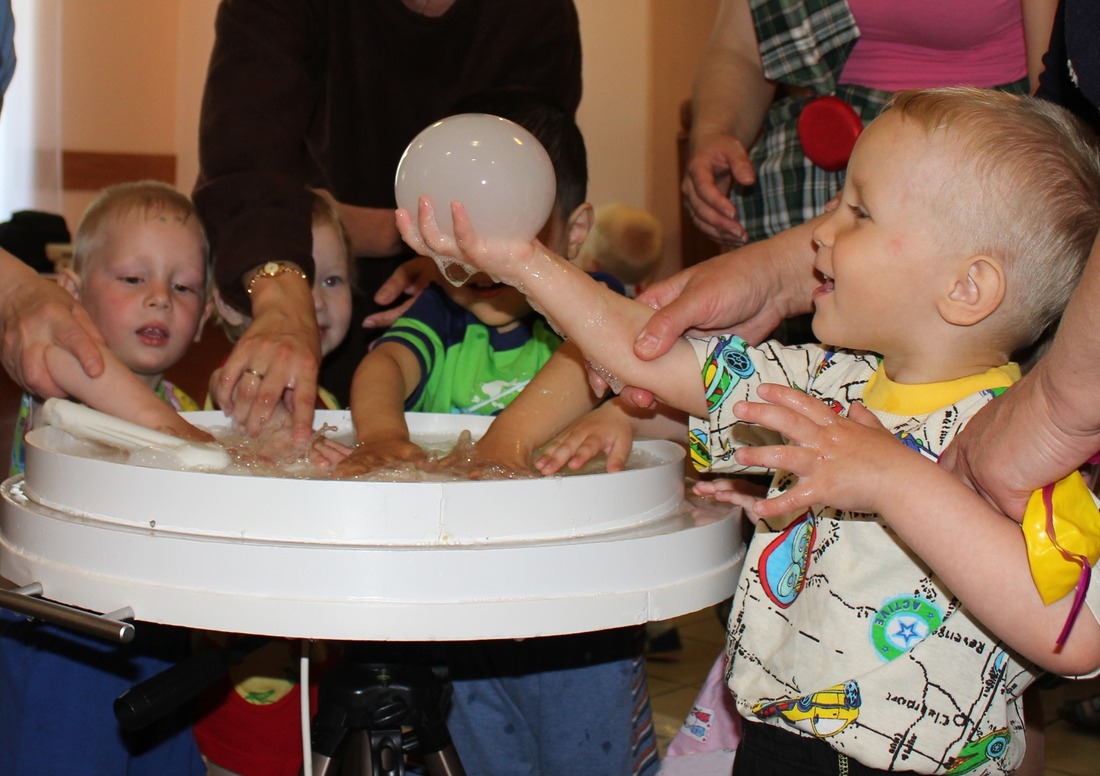 Работники УТТиСТ устроили шоу мыльных пузырей для подопечных областного Дома ребёнка.