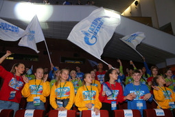 Участники команды "Газпром трансгаз Томск" приветствуют представителей команд.