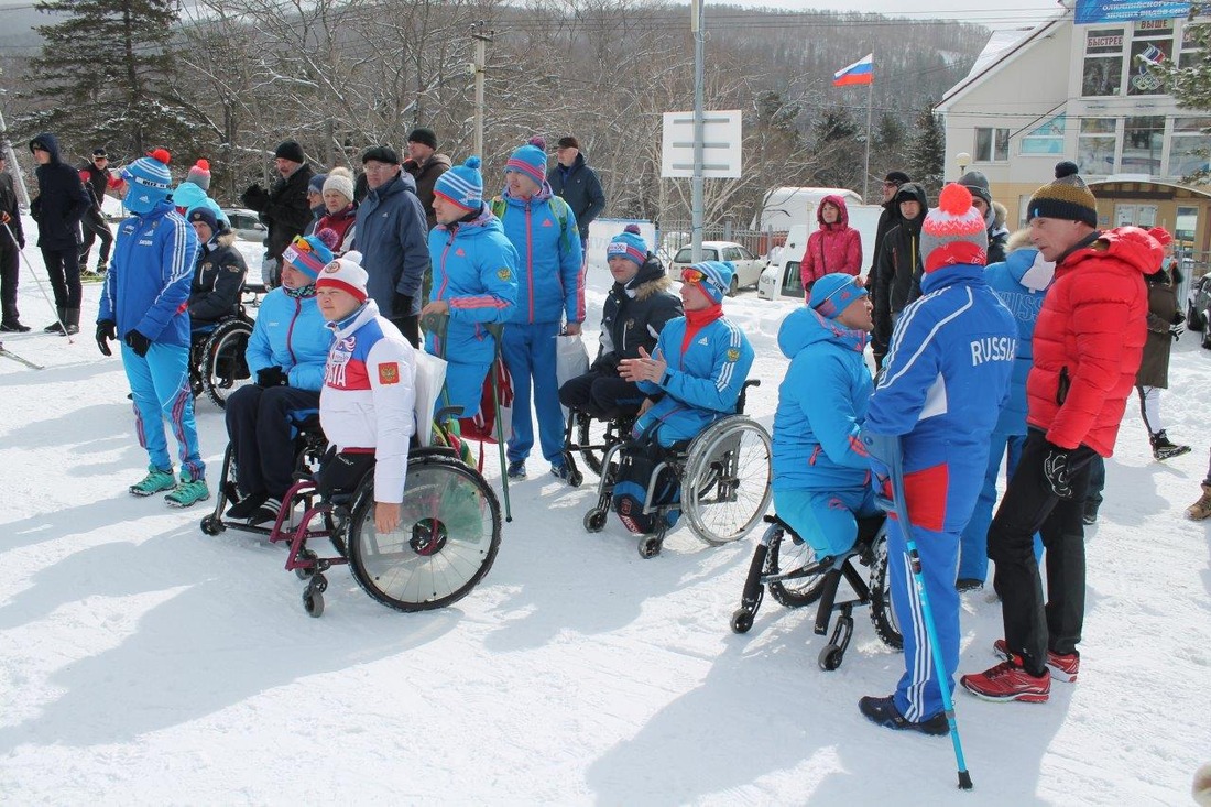 Сборная паралимпийцев перед награждением и губернатор Олег Кожемяко (крайний справа в красной куртке)