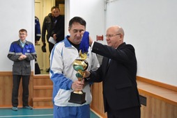 Директор Кемеровского ЛПУМГ Сергей Минкин вручает награду победителям