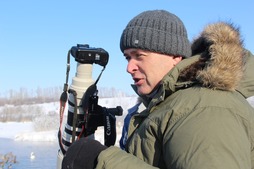 Представитель Союза охраны птиц России Алексей Эбель рассказывает о проведении научных исследований экосистемы озера, где обитают лебеди-кликуны