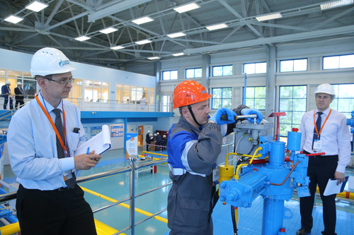 Конкурсант выполняет практическое задание на полигоне Корпоративного института ООО «Газпром трансгаз Томск»