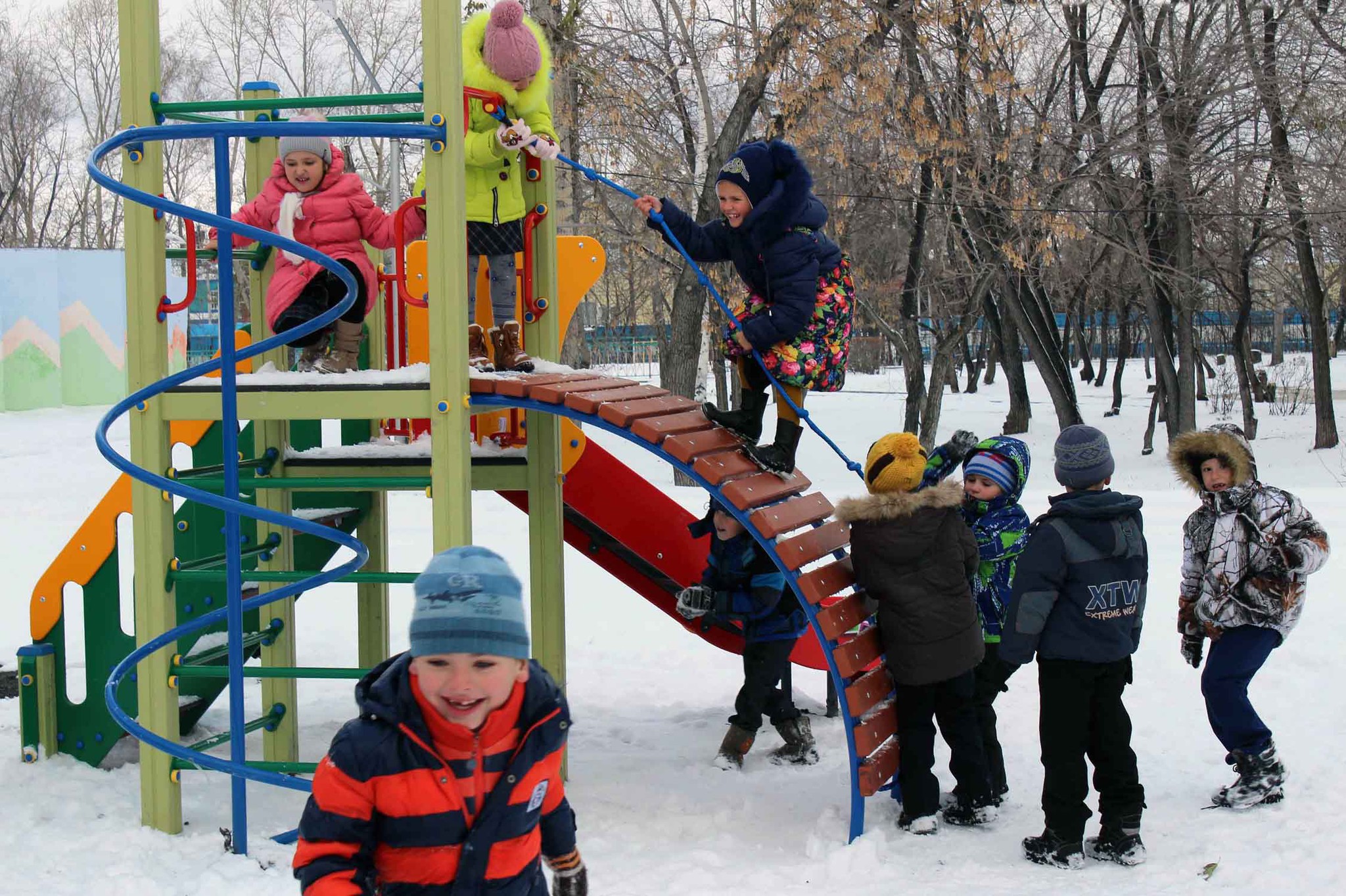 Детские площадки можно ли гулять. На детской площадке зимой. Игровая площадка для детей. Детские площадки зимой. Дети на детской площадке.